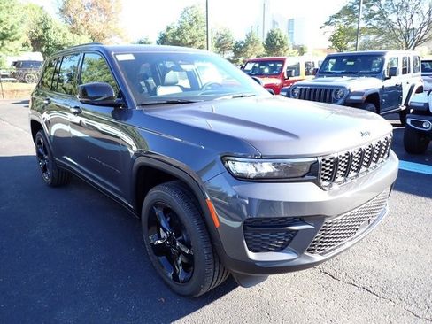 New 2025 Jeep Grand Cherokee Altitude image 7