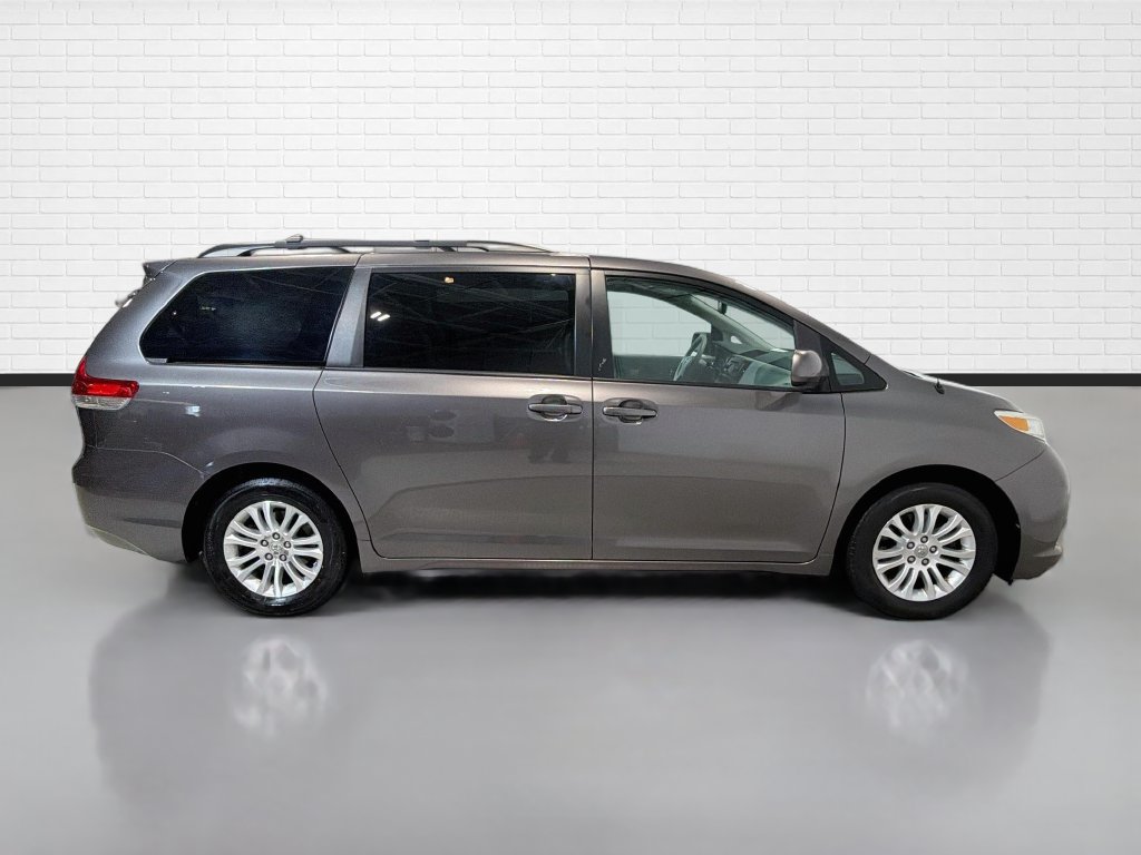 Used 2014 Toyota Sienna XLE FWD image 8
