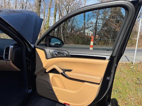 Used 2017 Porsche Cayenne Platinum Edition w/ Premium Package (PJV) image 34