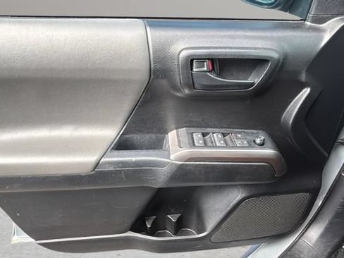 Used 2021 Toyota Tacoma SR5 AWD/4WD image 17