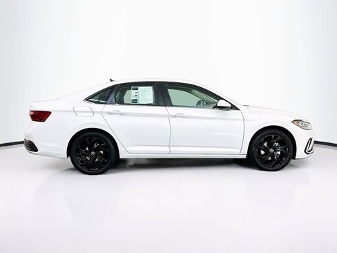 Used 2025 Volkswagen Jetta SE image 10