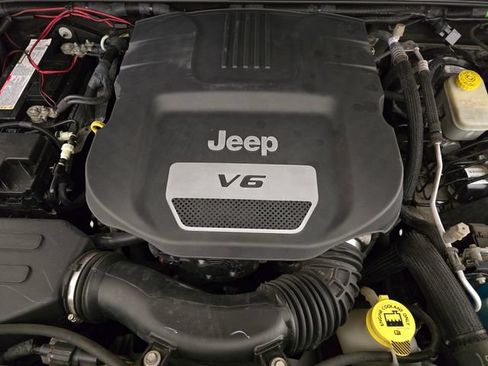 Used 2016 Jeep Wrangler Unlimited Sahara w/ Connectivity Group AWD/4WD image 9