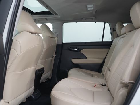 Used 2025 Toyota Highlander XLE AWD/4WD image 20