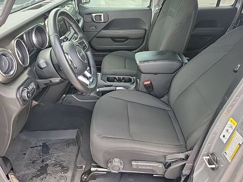 Used 2018 Jeep Wrangler Unlimited Sahara AWD/4WD image 11