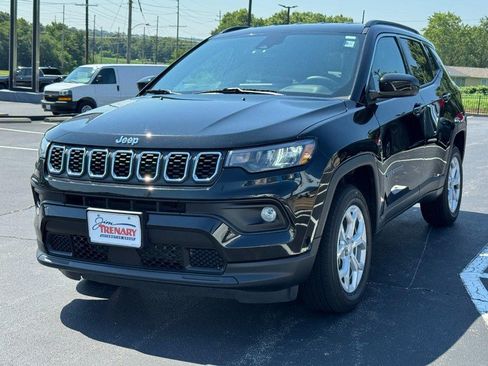 Used 2024 Jeep Compass Latitude w/ Convenience Group AWD/4WD image 8