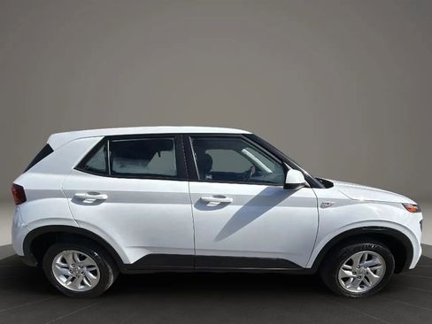 Used 2021 Hyundai Venue SE image 4