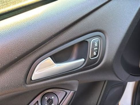 Used 2018 Ford Focus SE FWD image 8