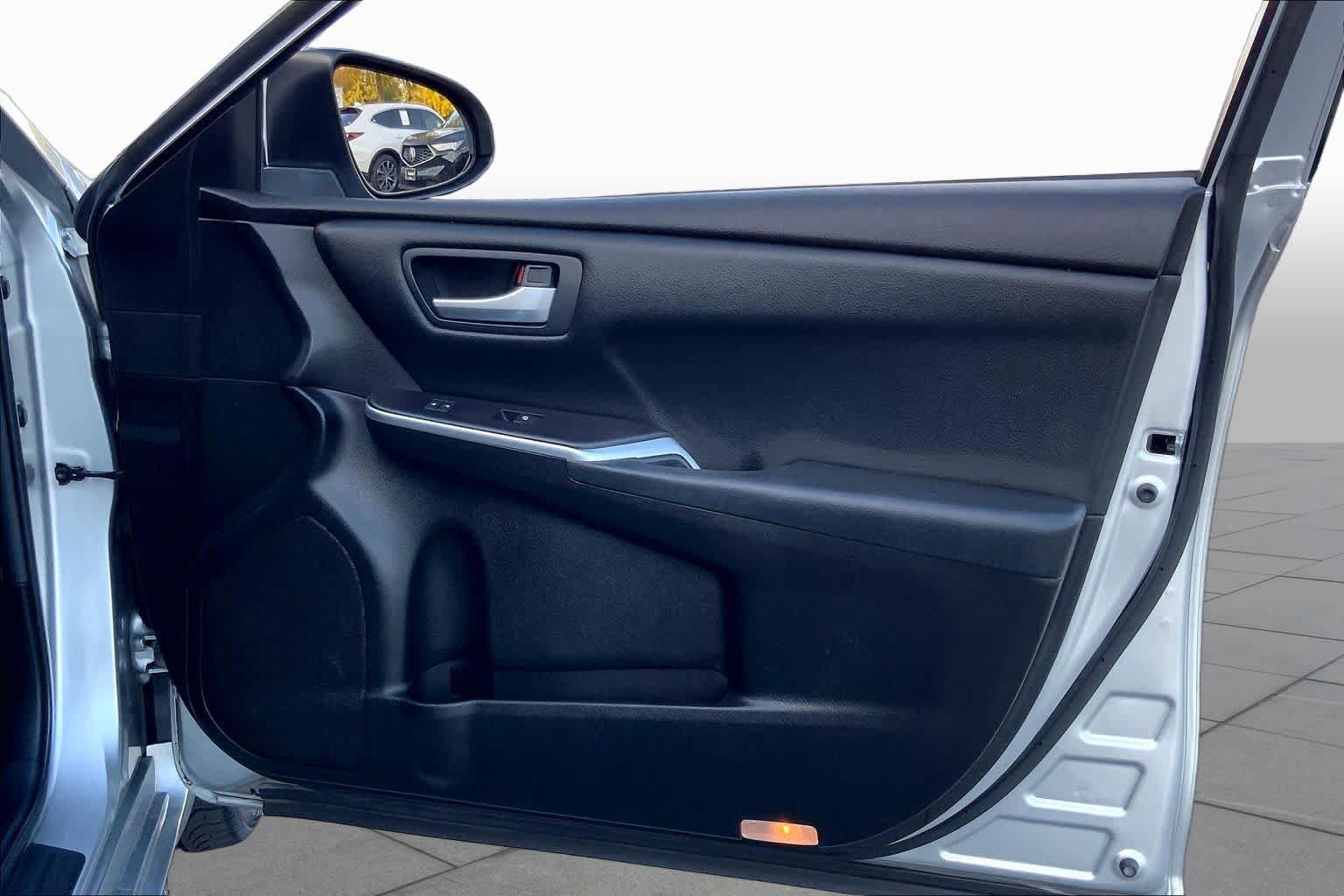 Used 2016 Toyota Camry SE FWD image 23