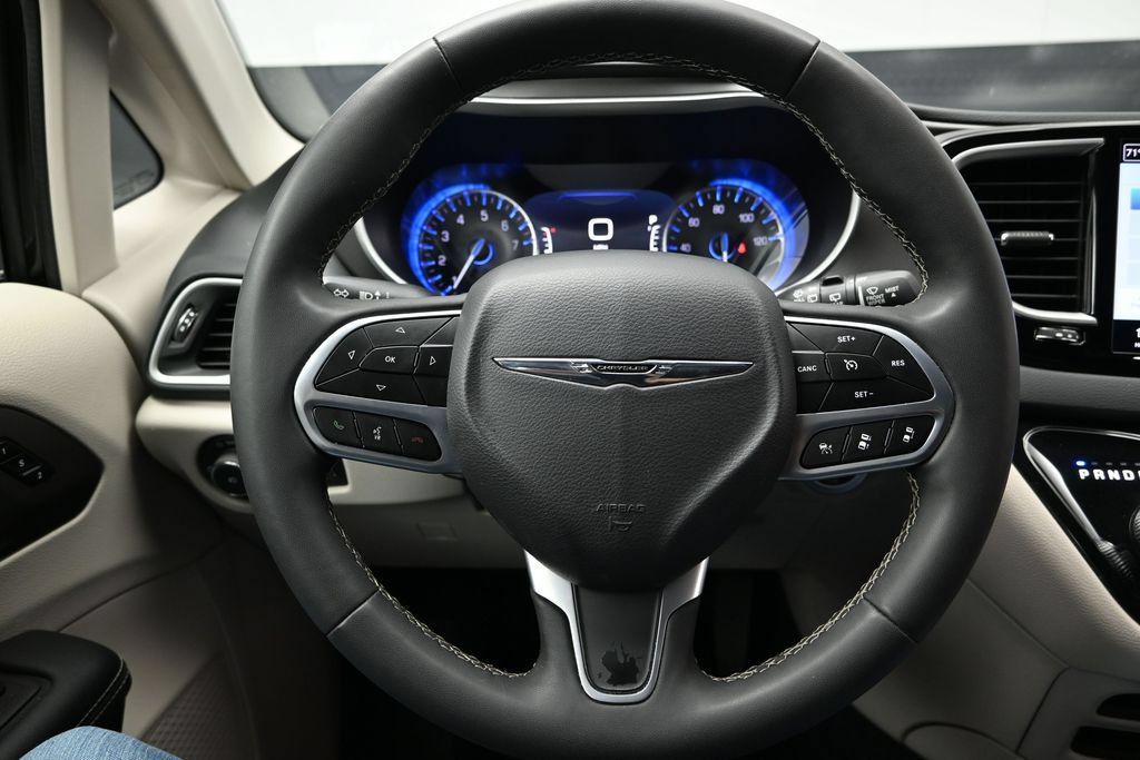 Used 2024 Chrysler Pacifica Touring-L FWD image 20