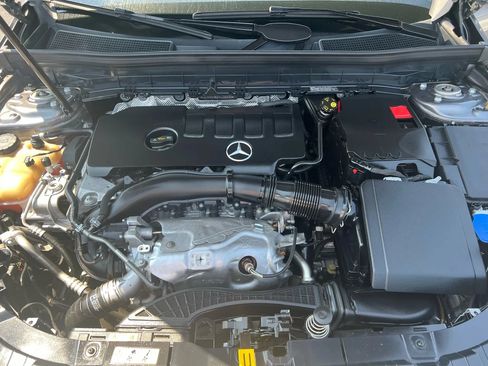 Used 2021 Mercedes-Benz GLB 250 4MATIC image 11