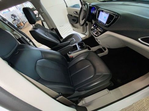 Used 2023 Chrysler Pacifica Touring-L AWD/4WD image 39