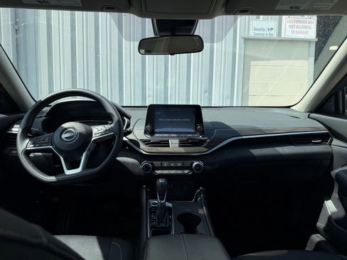 Used 2025 Nissan Altima 2.5 SV image 17