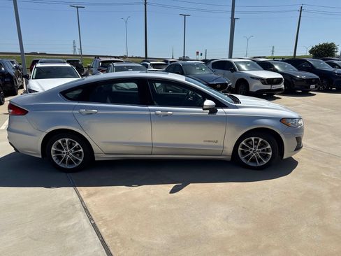 Used 2019 Ford Fusion SE FWD image 4