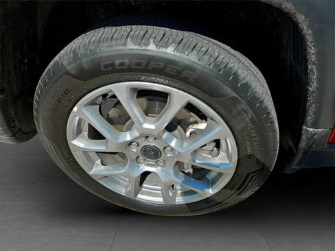 Used 2025 Jeep Compass Limited image 35