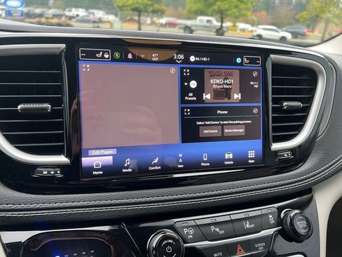 Certified 2021 Chrysler Pacifica Touring-L image 20