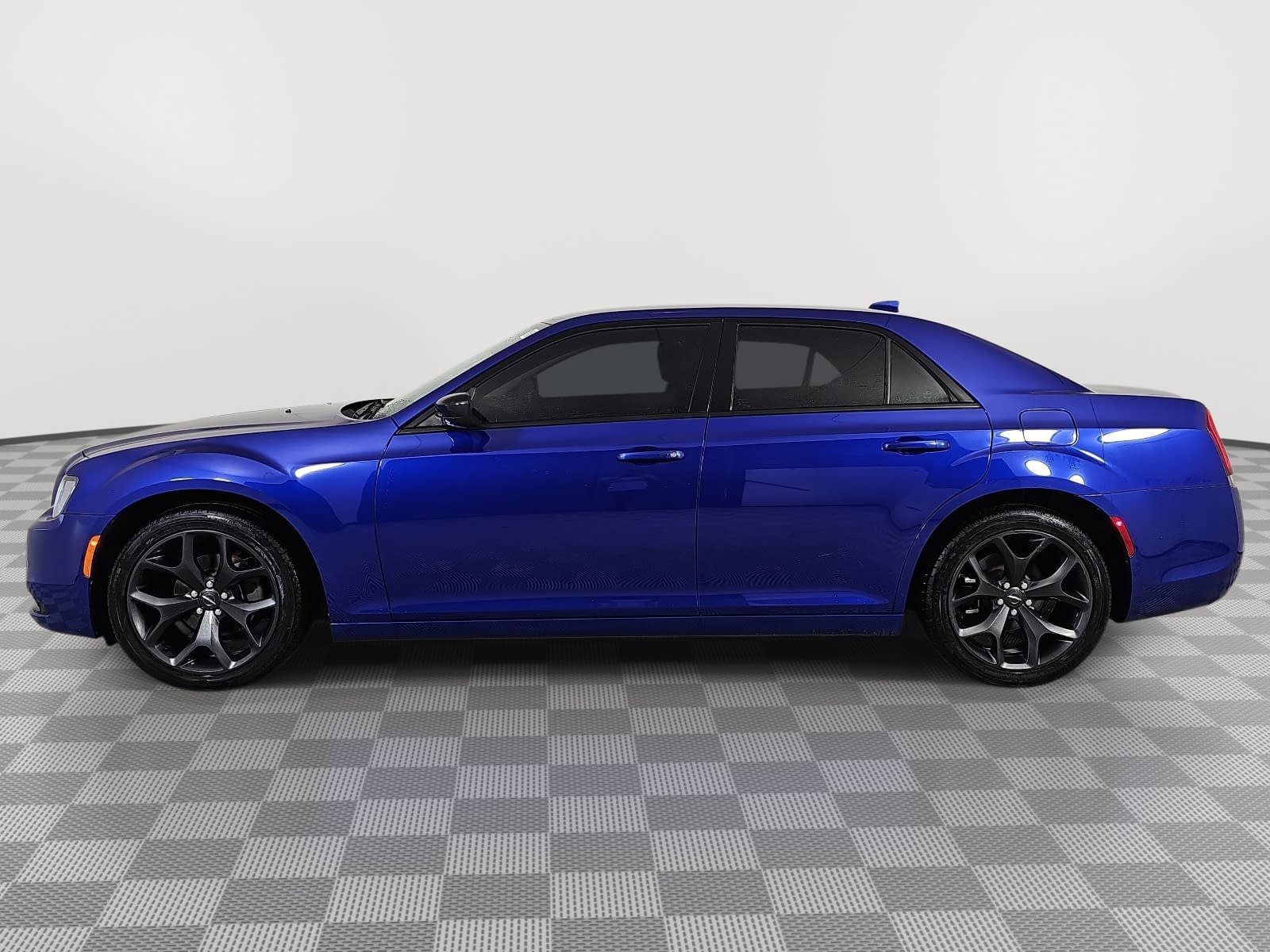 Used 2021 Chrysler 300 Touring w/ Sport Appearance Package RWD image 5