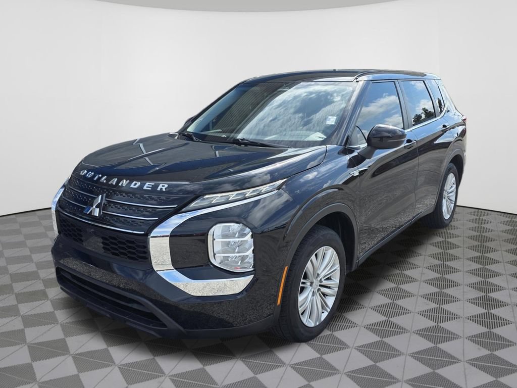 Used 2023 Mitsubishi Outlander ES FWD image 2