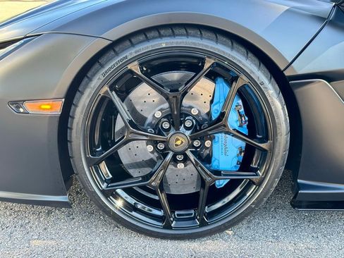 Used 2025 Lamborghini Revuelto image 16