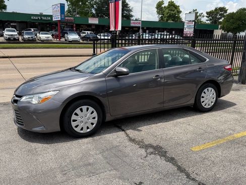 Used 2016 Toyota Camry LE FWD image 3