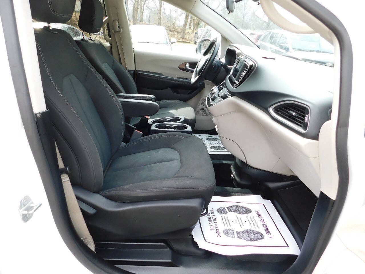 Used 2022 Chrysler Voyager LX FWD image 21
