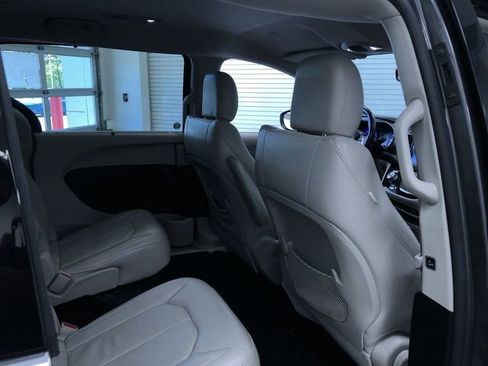 Used 2017 Chrysler Pacifica Touring-L FWD image 22