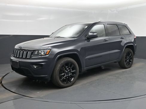 Used 2018 Jeep Grand Cherokee Altitude AWD/4WD image 9