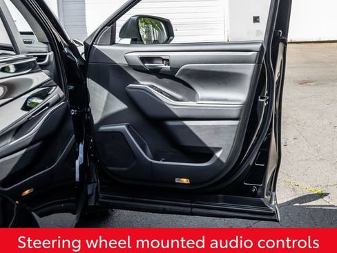 Used 2023 Toyota Highlander XLE AWD/4WD image 17