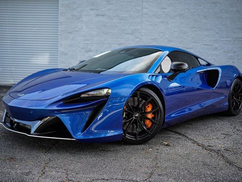 Used 2023 McLaren Artura image 2