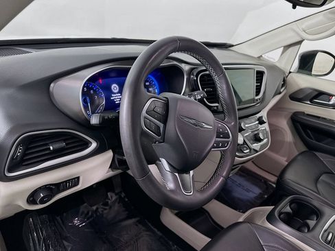 Certified 2023 Chrysler Pacifica Touring-L FWD image 16