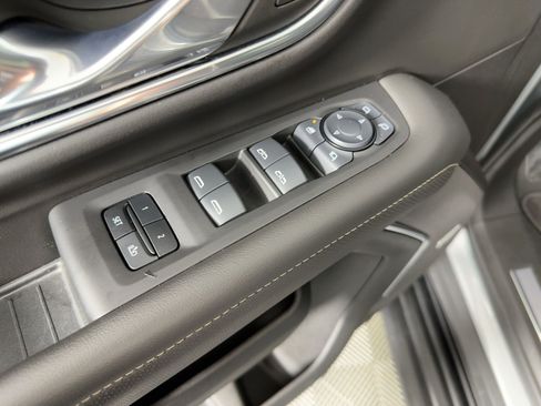 Used 2024 GMC Yukon SLT w/ SLT Luxury Package image 18