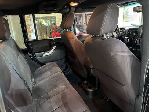 Used 2014 Jeep Wrangler Unlimited Sahara w/ Connectivity Group AWD/4WD image 11