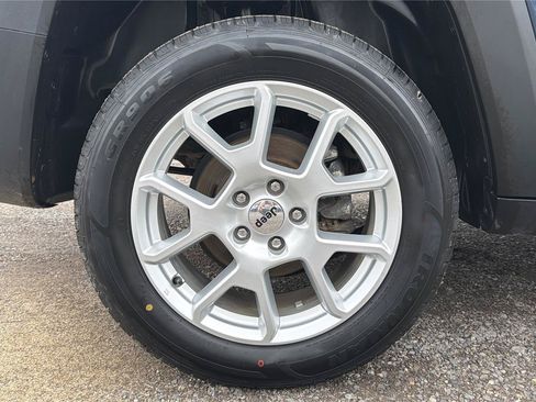 Used 2023 Jeep Renegade Latitude AWD/4WD image 25
