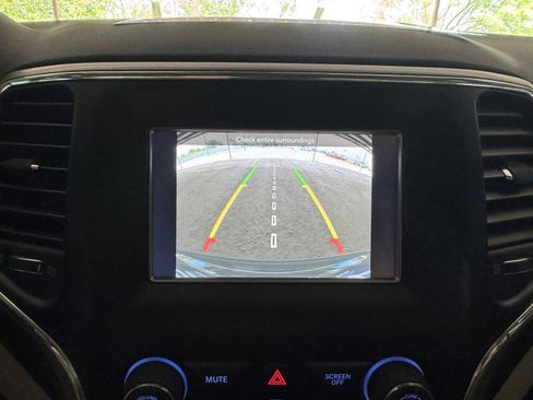 Used 2019 Jeep Grand Cherokee Laredo AWD/4WD image 17