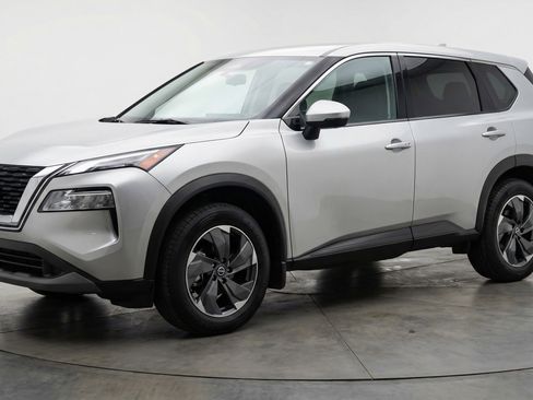 Used 2025 Nissan Rogue SV image 3