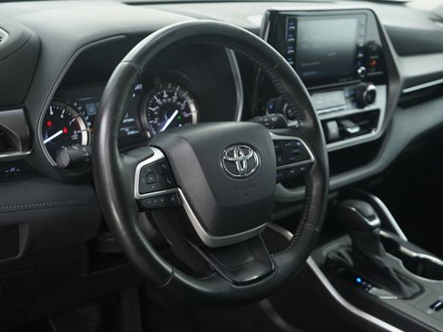 Used 2022 Toyota Highlander XLE AWD/4WD image 22