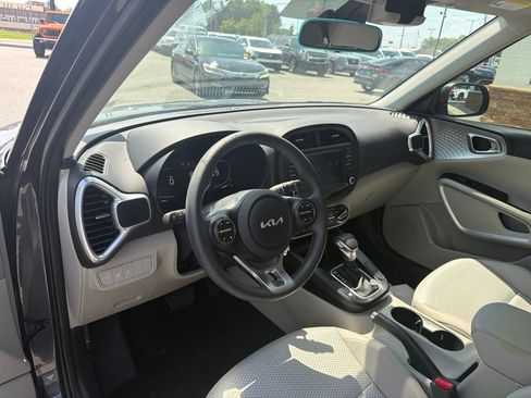 Used 2025 Kia Soul LX FWD image 4