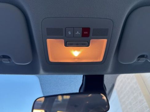 Used 2025 Hyundai Venue Limited image 25