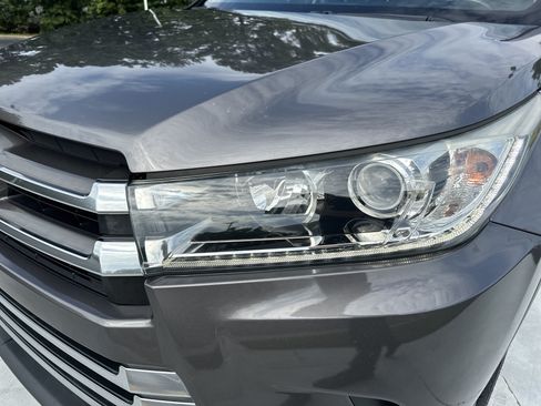 Used 2018 Toyota Highlander Limited FWD image 6