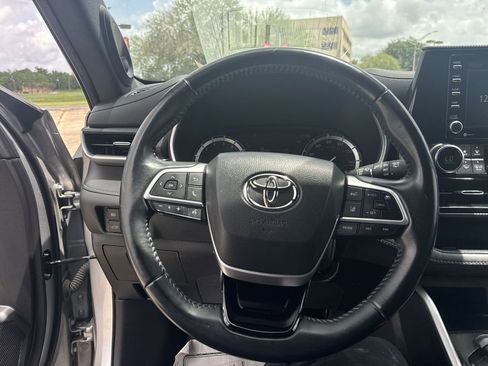 Used 2022 Toyota Highlander XSE AWD/4WD image 16