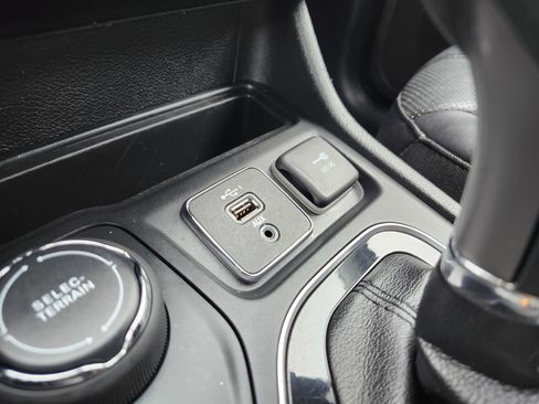 Used 2019 Jeep Cherokee Overland AWD/4WD image 10