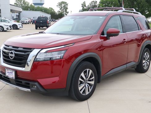 Used 2023 Nissan Pathfinder SL AWD/4WD image 2