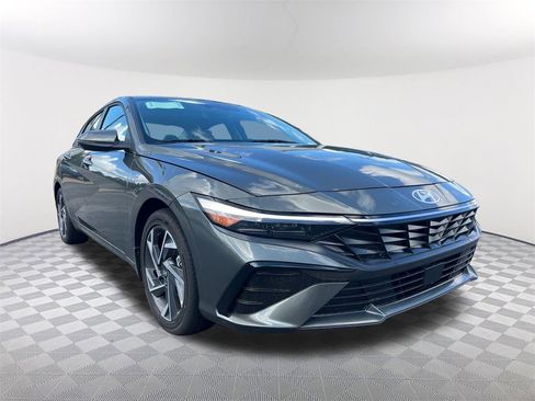 Used 2025 Hyundai Elantra Limited image 3