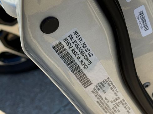 Used 2025 Jeep Compass Limited image 29