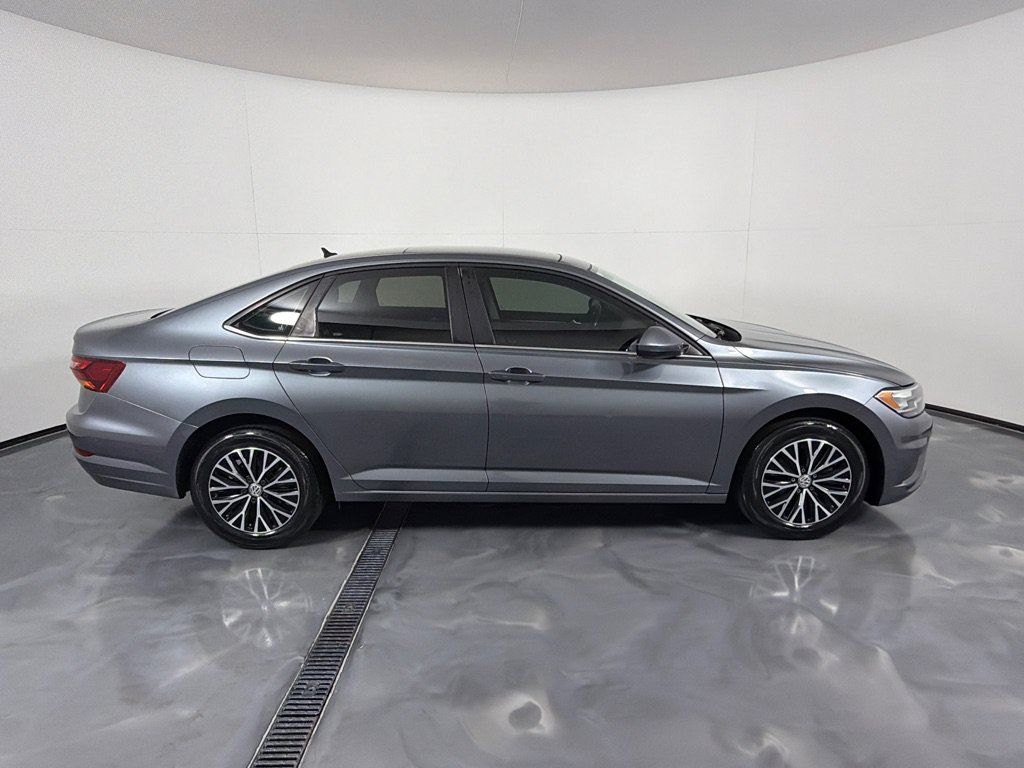 Used 2019 Volkswagen Jetta SE w/ Cold Weather Package FWD image 4