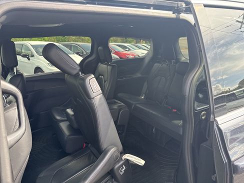 Used 2020 Chrysler Pacifica Touring-L FWD image 20