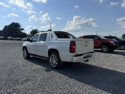 Used 2011 Chevrolet Avalanche LTZ RWD image 5