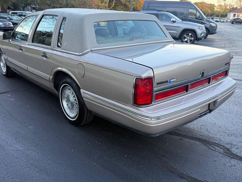 Used 1997 Lincoln Town Car Signature RWD image 30
