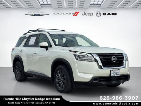 Used 2022 Nissan Pathfinder SV FWD image 1