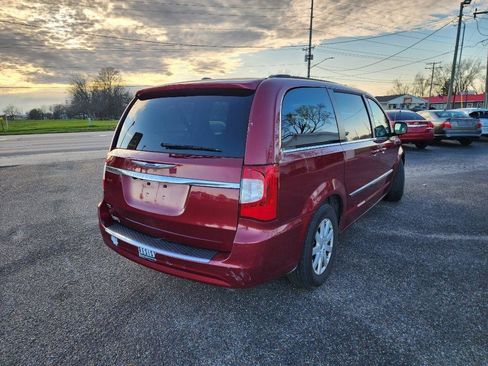 Used 2013 Chrysler Town & Country Touring image 5
