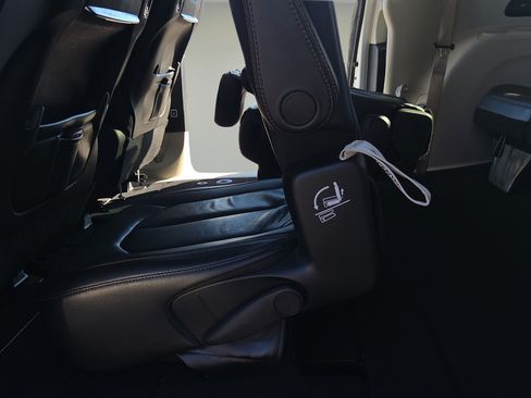 Used 2020 Chrysler Pacifica Touring-L Plus FWD image 23